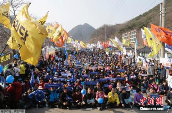 當(dāng)?shù)貢r(shí)間2017年3月18日，韓國(guó)星州郡，民眾集會(huì)抗議，要求取消部署“薩德”。