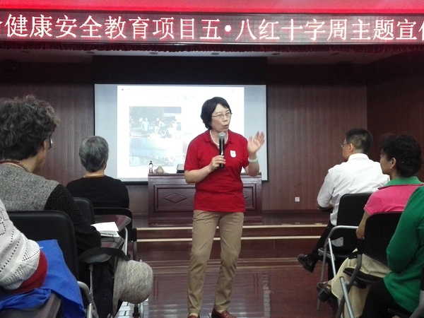 曹乃文老師給老年人講授急救知識。