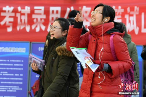 資料圖：2016年11月27日，山西太原一國考考點(diǎn)，考生準(zhǔn)備進(jìn)入考場。武俊杰 攝