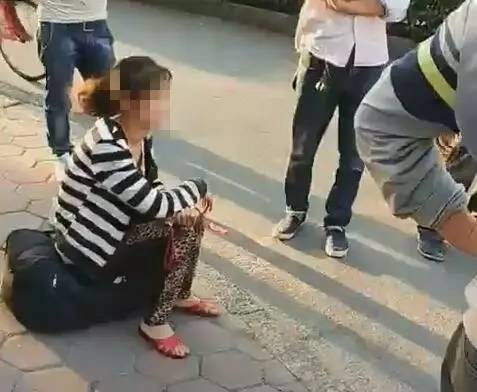 女子向自己孩子做出這種事 路人:是你親生的嗎？