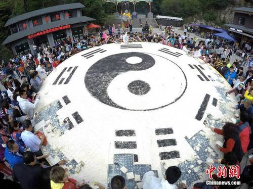 5噸重"巨無霸"豆腐亮相洛陽老君山 1小時(shí)被吃光(圖)