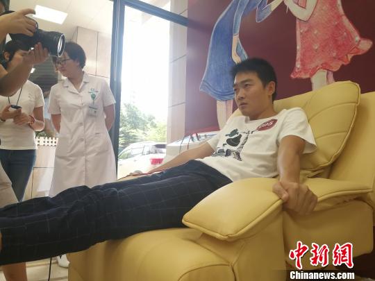 母親節(jié)：男士?？隗w驗(yàn)分娩疼痛現(xiàn)場“生無可戀”