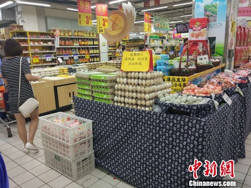 市民正在超市購物。<a target='_blank' href='http://www.chinanews.com/' >中新網(wǎng)</a>記者 李金磊 攝