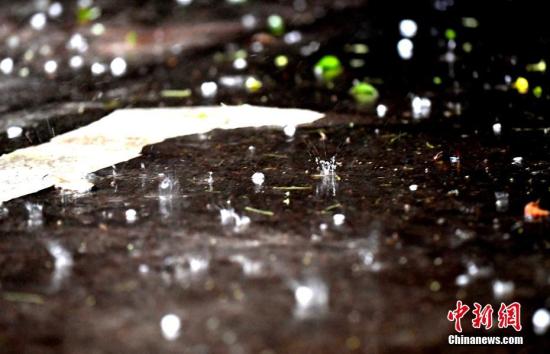 中央氣象臺(tái)5月11日06時(shí)繼續(xù)發(fā)布暴雨藍(lán)色預(yù)警。預(yù)計(jì)5月11日08時(shí)至12日08時(shí)，湖南東北部、湖北東南部、安徽南部、江西北部、浙江西北部、廣西北部等地的部分地區(qū)有暴雨，局地有大暴雨(100-140毫米)，上述部分地區(qū)并伴有短時(shí)強(qiáng)降水、雷暴大風(fēng)或冰雹等強(qiáng)對(duì)流天氣，小時(shí)雨強(qiáng)20~40毫米，最大可達(dá)50毫米以上。當(dāng)日，江西省新余市、九江市出現(xiàn)雷雨大風(fēng)、冰雹等強(qiáng)對(duì)流天氣。王劍/文 趙春亮/攝