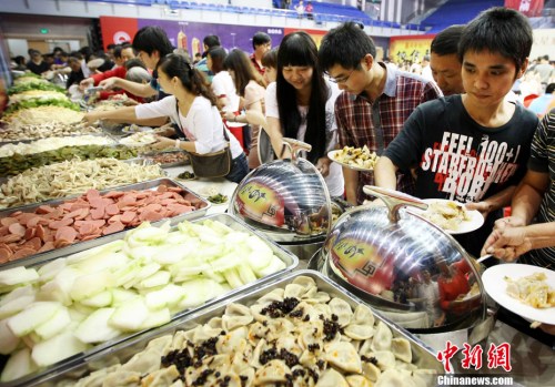 資料圖：多位市民正在排隊選擇麻辣燙菜品。<a target='_blank' href='http://www.chinanews.com/'>中新社</a>發(fā) 李一芳 攝