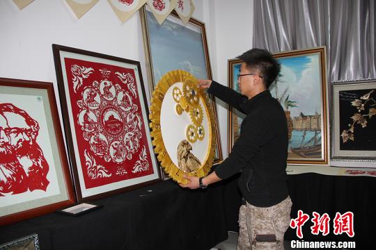 圖為魏康龍新制作的“表”?！顤|東 攝