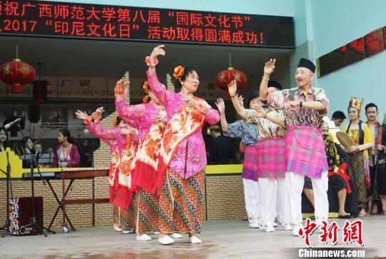 印尼華僑代表表演東爪哇省傳統(tǒng)歌舞表演。　唐夢憲 攝