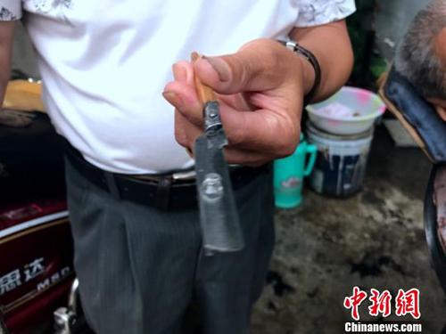 熊高武展示洗眼所用的工具?！螚?攝