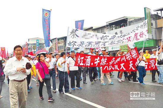 2017蔡辦音樂會(huì)28日在屏東演藝廳舉行，場(chǎng)外卻聚集抗議民眾