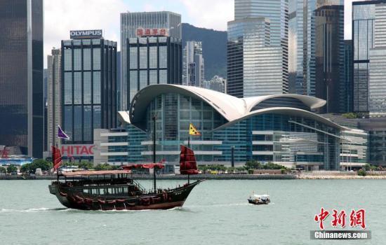 資料圖：香港回歸20周年，灣仔舊貌換新顏。中新社記者 洪少葵 攝