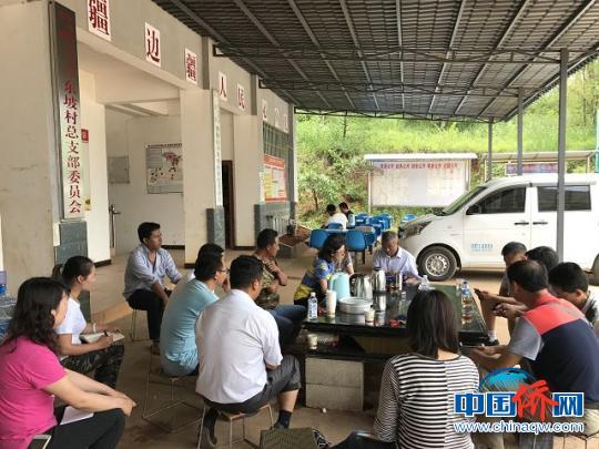 中國(guó)僑網(wǎng)圖為調(diào)研組在東坡村進(jìn)行工作調(diào)研　云南省僑辦　攝