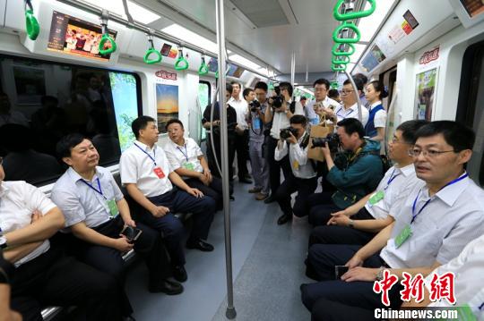 成都地鐵4號(hào)線二期工程全長(zhǎng)約22公里，分為東、西延線，全線設(shè)14座車站?！√镆?攝