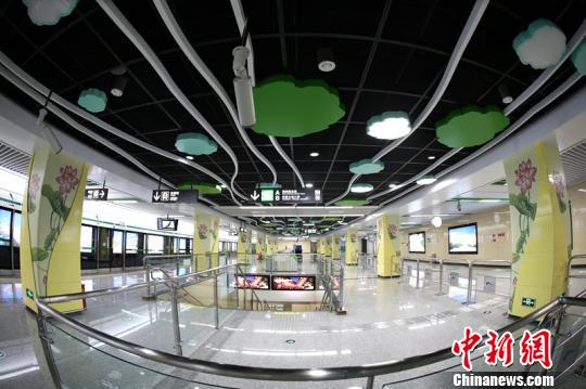 成都地鐵4號(hào)線二期工程在裝修細(xì)節(jié)更加注重功能性、人性化?！√镆?攝