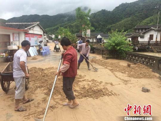 村民清理淤泥。　郭永潮 攝