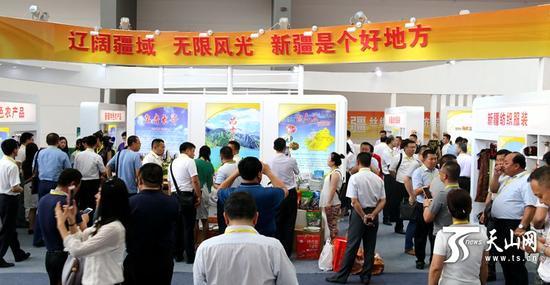 2017絲綢之路國際博覽會暨第21屆中國東西部合作與投資貿(mào)易洽談會一開幕，新疆展臺就吸引了來自全國各地的代表參觀。