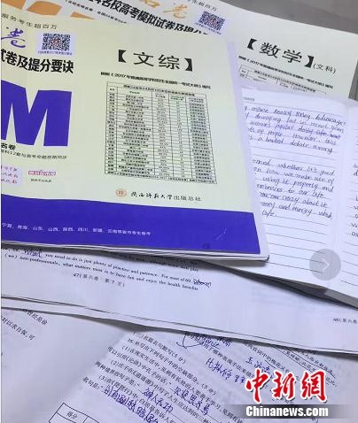 圖為王娜娜的備考材料。受訪者供圖