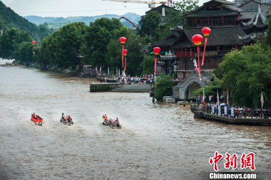 中國僑網(wǎng)2017多彩貴州·凱里國際龍舟邀請賽現(xiàn)場　楊春嵐　攝