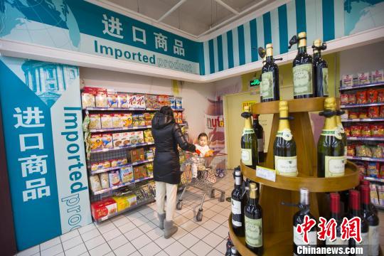 資料圖：山西太原，民眾正在超市選購進(jìn)口食品?！堅?攝