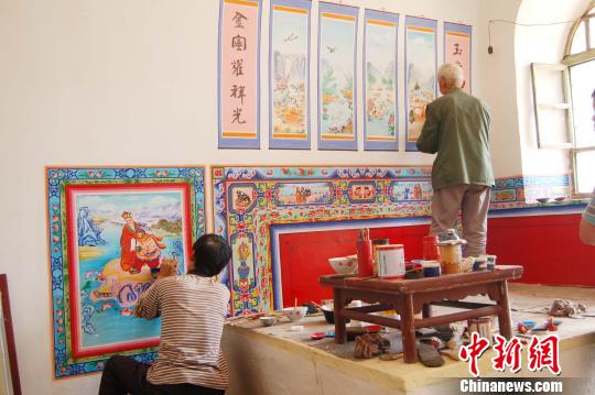 煤省山西的資源型大縣長治襄垣正極力拓展文化產(chǎn)業(yè)，令非遺傳承人有飯吃。圖為襄垣炕圍畫?！堄?攝