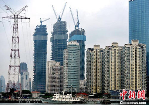 資料圖：廈門房地產(chǎn)開發(fā)商正在建設中的高達64層的海景樓盤。 <a target='_blank' href='http://www.chinanews.com/'>中新社</a>記者 張斌 攝