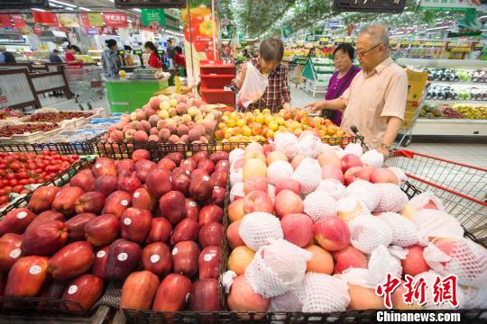 資料圖：山西太原，民眾在超市選購水果。　張云 攝