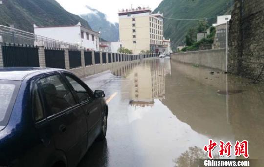 道路被洪水淹沒?！＄娦?攝