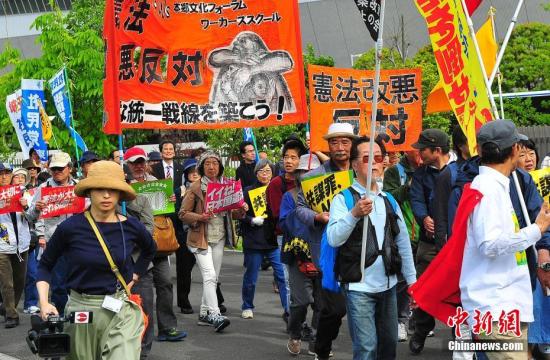 當?shù)貢r間5月3日，數(shù)萬日本民眾在東京舉行集會和游行，為整整經(jīng)歷了70個年頭的日本戰(zhàn)后憲法“點贊”，呼吁維護和平憲法，反對執(zhí)政當局的修憲企圖。 <a target='_blank' href='http://www.chinanews.com/'>中新社</a>記者 王健 攝