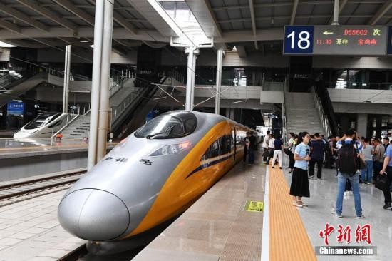 6月2日，隨著一列動車檢測車從寶雞南站駛出，一路向西開往蘭州西站，標(biāo)志著中國首條貫通絲綢之路經(jīng)濟帶的高鐵——寶(寶雞)蘭(蘭州)高鐵進(jìn)入全線拉通試驗階段，為寶蘭高鐵開通運營奠定了基礎(chǔ)。楊艷敏 攝