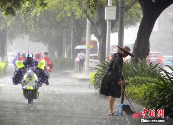 6月16日，廣西柳州市遭暴雨侵襲，一名清潔工在雨中掃地。據(jù)氣象部門發(fā)布信息稱，16日7時前24小時，廣西共計出現(xiàn)75站大暴雨、403站暴雨、562站大雨，強降雨天氣“唱主角”。日前，廣西氣象部門已啟動重大氣象災(zāi)害(暴雨)Ⅲ級應(yīng)急響應(yīng)。 <a target='_blank' href='http://www.chinanews.com/'>中新社</a>記者 朱柳融 攝