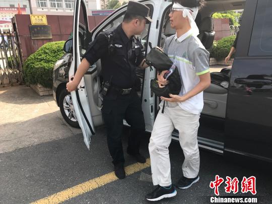 圖為：特警隊(duì)員將小豪送到考場(chǎng)。　蔡俊(通訊員) 攝