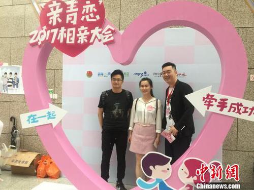 現(xiàn)場(chǎng)成功配對(duì)的情侶與現(xiàn)場(chǎng)工作人員合影。　鄭茜茜 攝