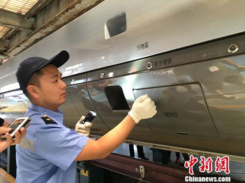 26日上午，北京鐵路局北京動(dòng)車段地勤機(jī)械師賈虹升正在為“復(fù)興號(hào)”進(jìn)行檢查。中新網(wǎng)記者 翟璐 攝