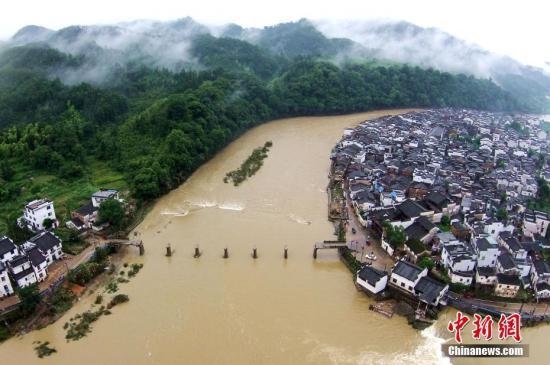 6月25日，中國(guó)減災(zāi)委、民政部對(duì)江西省啟動(dòng)國(guó)家救災(zāi)四級(jí)應(yīng)急響應(yīng)。6月21日至今，江西受強(qiáng)降雨襲擊，多地受淹嚴(yán)重。程新德 攝