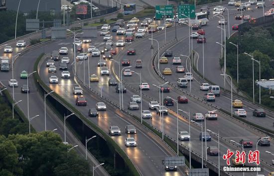 資料圖：外出旅游的民眾駕車有序返程。 泱波 攝
