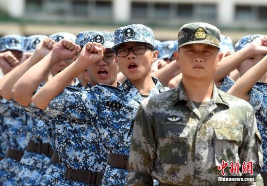 資料圖：2016年7月18日，第十二屆香港青少年軍事夏令營在駐港部隊(duì)新圍軍營舉行開營儀式。圖為學(xué)員宣誓。<a target='_blank' href='http://www.chinanews.com/'>中新社</a>記者 張宇 攝