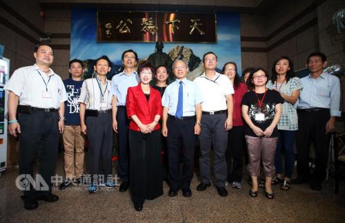 國(guó)民黨主席洪秀柱(左5)30日在中央黨部向黨部同仁辭行，先后與國(guó)民黨行管會(huì)總務(wù)室同仁道別，并合影留念。 “中央社”記者張新偉攝 