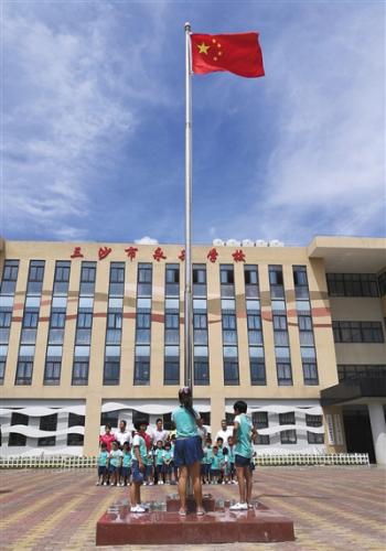 6月29日，三沙市永興學(xué)校舉行升旗儀式。這里是永興島上唯一的學(xué)校，也是祖國最南端的學(xué)校。