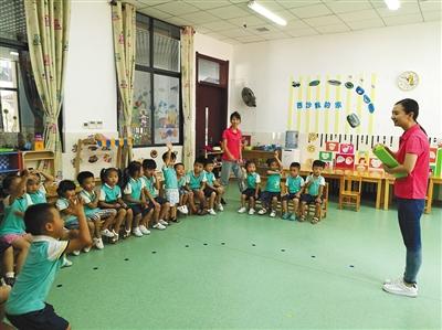 學(xué)校有24名幼兒園學(xué)生，老師針對(duì)他們的年齡特點(diǎn)，實(shí)行混齡班教學(xué)。