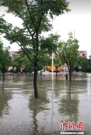 資料圖：一場大雨，南京部分城區(qū)又見“碧波蕩漾”。城管供圖