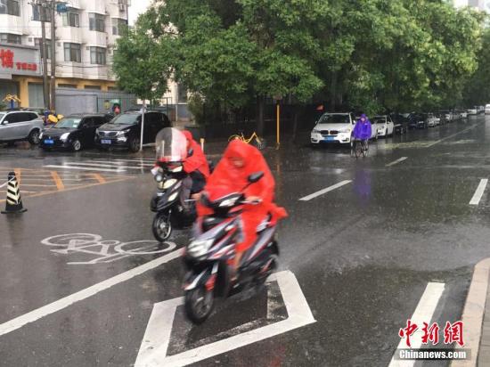 圖為北京市民雨中騎行。 <a target='_blank' href='http://www.chinanews.com/' >中新網(wǎng)</a>記者 富宇 攝