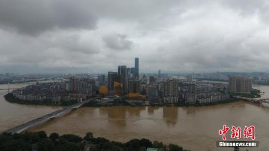 7月3日，因受連日暴雨影響，廣西柳江河柳州段出現(xiàn)超警戒水位。洪水導(dǎo)致沿江低洼地帶被淹，柳州呈現(xiàn)洪水圍城的情景，城市在洪水中如同孤島。當(dāng)天4時(shí)50分許，柳江柳州水文站出現(xiàn)85.56米左右的洪峰水位(警戒水位82.5米)。連日來(lái)廣西多地遭遇大到暴雨襲擊，強(qiáng)降雨造成部分河流超警戒水位。 王以照 攝