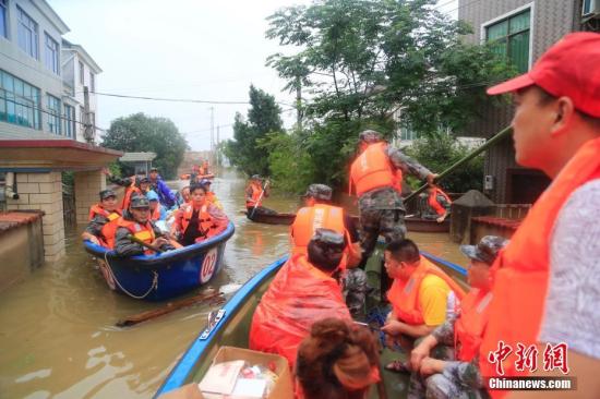 6月26日，受持續(xù)暴雨影響，浙江蘭溪汛情嚴(yán)重，浙江省紹興軍分區(qū)迅速集結(jié)越城區(qū)柯橋區(qū)諸暨市應(yīng)急分隊(duì)，跨區(qū)救援蘭溪。<a target='_blank' href='http://www.chinanews.com/'>中新社</a>發(fā) 夏先龍 攝