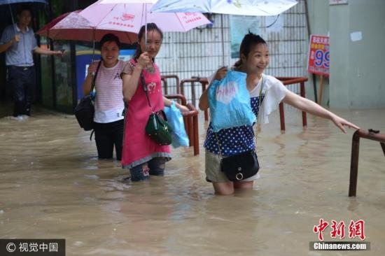 圖為南京市雨花臺區(qū)，市民在水中艱難出行。圖片來源：視覺中國