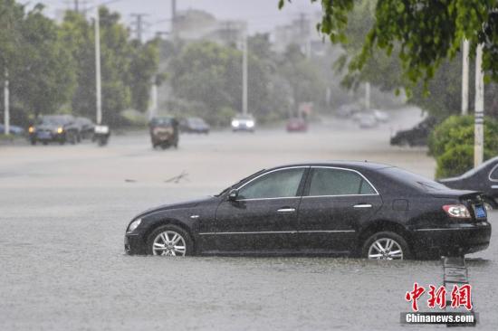 6月13日，廣東惠州惠東縣新平大道上，汽車在積水中拋錨。受今年2號臺風“苗柏”影響，惠州市區(qū)和大亞灣、惠陽、惠東縣出現(xiàn)內(nèi)澇。<a target='_blank' href='http://www.chinanews.com/'>中新社</a>記者 陳驥旻 攝