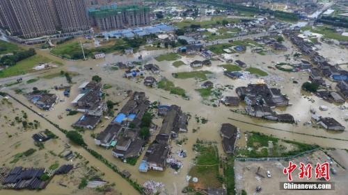 7月4日，因連續(xù)強降雨和長時間高水位浸泡，長沙瀏陽河竹沙橋泵站出現(xiàn)一處險情，河水倒溢。楊華峰 攝