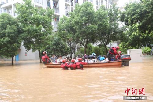 7月3日，廣西桂林市旅游學院宿舍樓發(fā)生內(nèi)澇，學校近5000名學生因聚集在宿舍復(fù)習被困。<a target='_blank' href='http://www.chinanews.com/'>中新社</a>記者 王洋洋 攝 