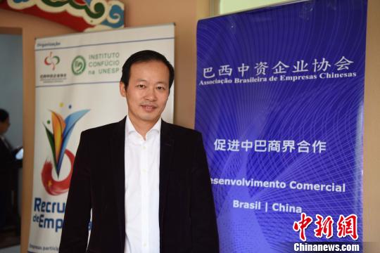 中國僑網(wǎng)圖為巴西中資企業(yè)協(xié)會會長、中國銀行(巴西)有限公司副行長張廣華來到現(xiàn)場指導(dǎo)工作。　莫成雄　攝