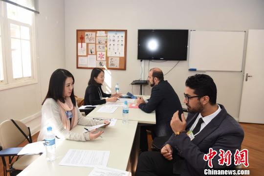 圖為兩名巴西應(yīng)聘者(右一、二)接受中拉經(jīng)貿(mào)合作園人員的面試。　莫成雄 攝