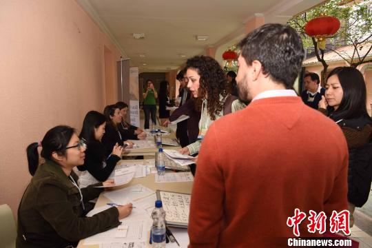 圖為眾多巴西當(dāng)?shù)厝瞬努F(xiàn)場辦理注冊應(yīng)聘?！∧尚?攝