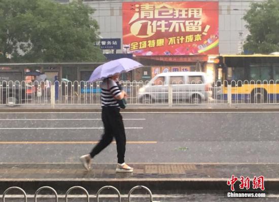 資料圖：6月23日清晨，北京降雨持續(xù)，并出現(xiàn)了短時(shí)大雨。 <a target='_blank' href='http://www.chinanews.com/' >中新網(wǎng)</a>記者 富宇 攝